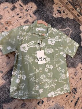 NWT. ZARA Green and White Tropical Print Short-Sleeve Button-Down Shirt, size 7